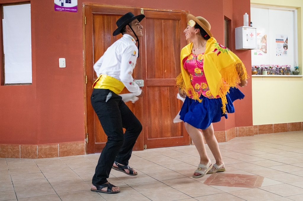 Estudiantes bailando cueca tarijeña con pintura Wayuú en sus rostros. Foto: Marcelo Iturriaga.