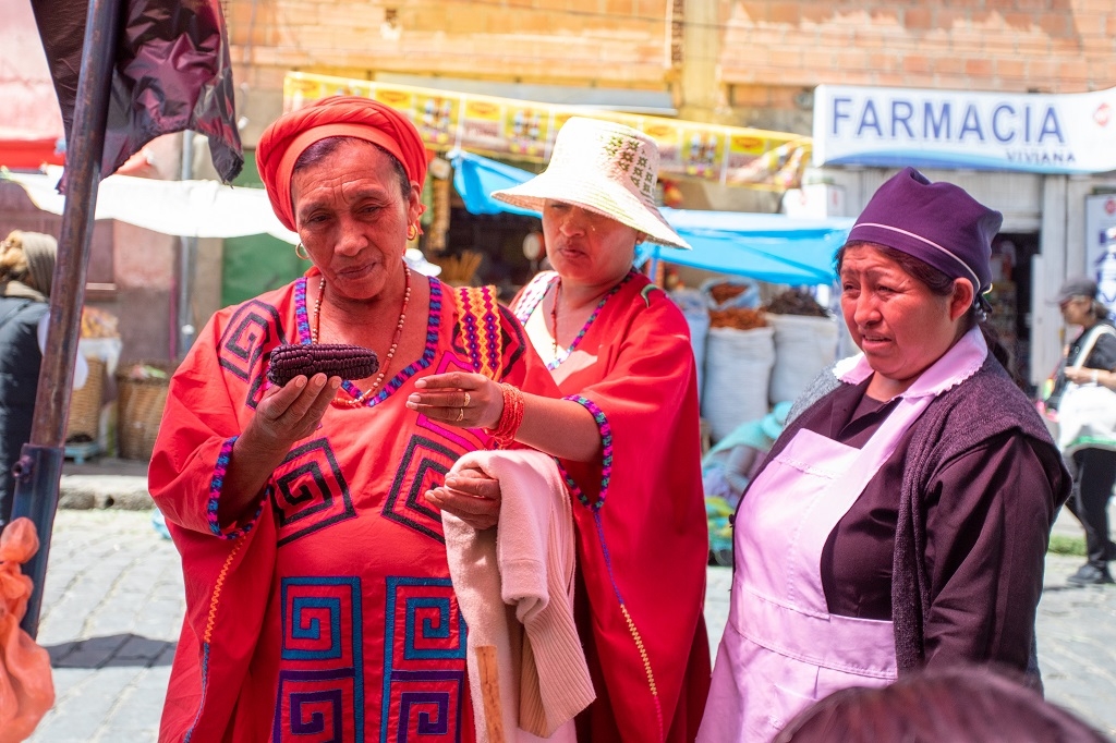 Conociendo productos locales en el mercado Rodríguez. Foto: Marcelo Iturriaga.
