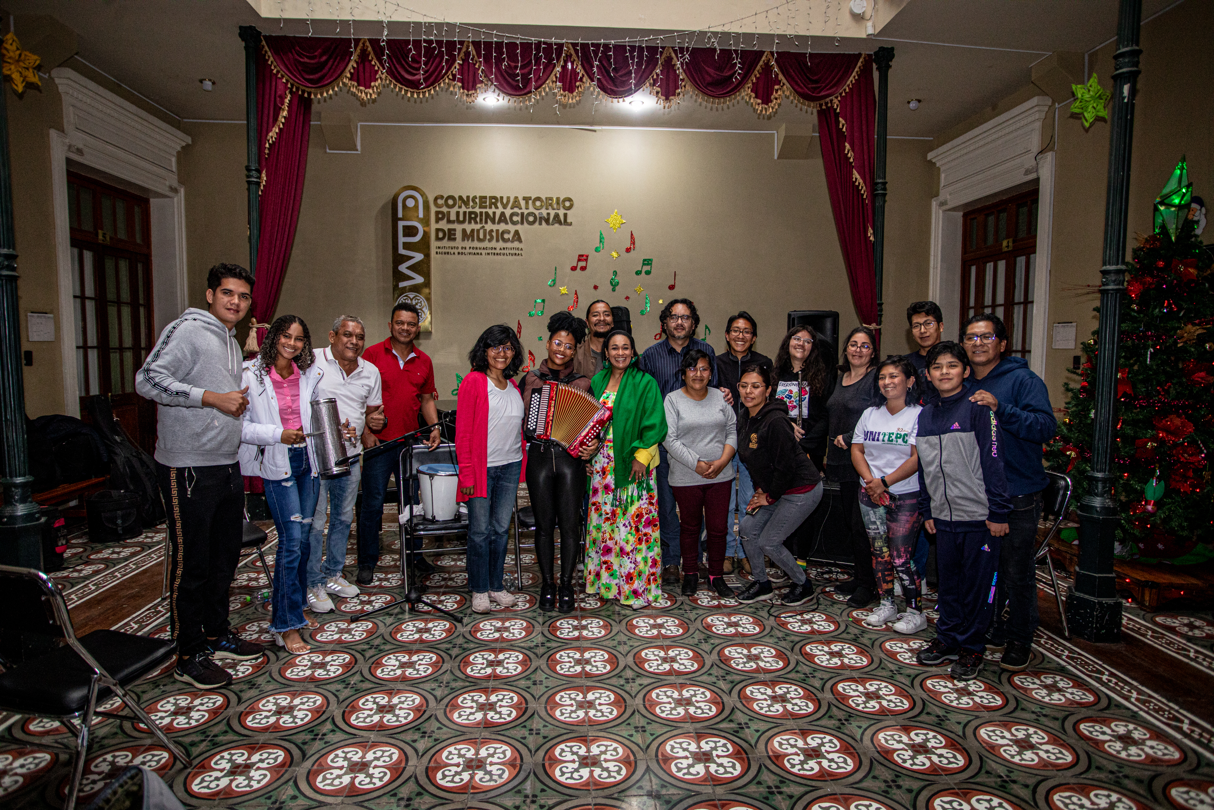 Foto grupal de encuentro con el Conservatorio Plurinacional de Música. Marcelo Iturriaga.