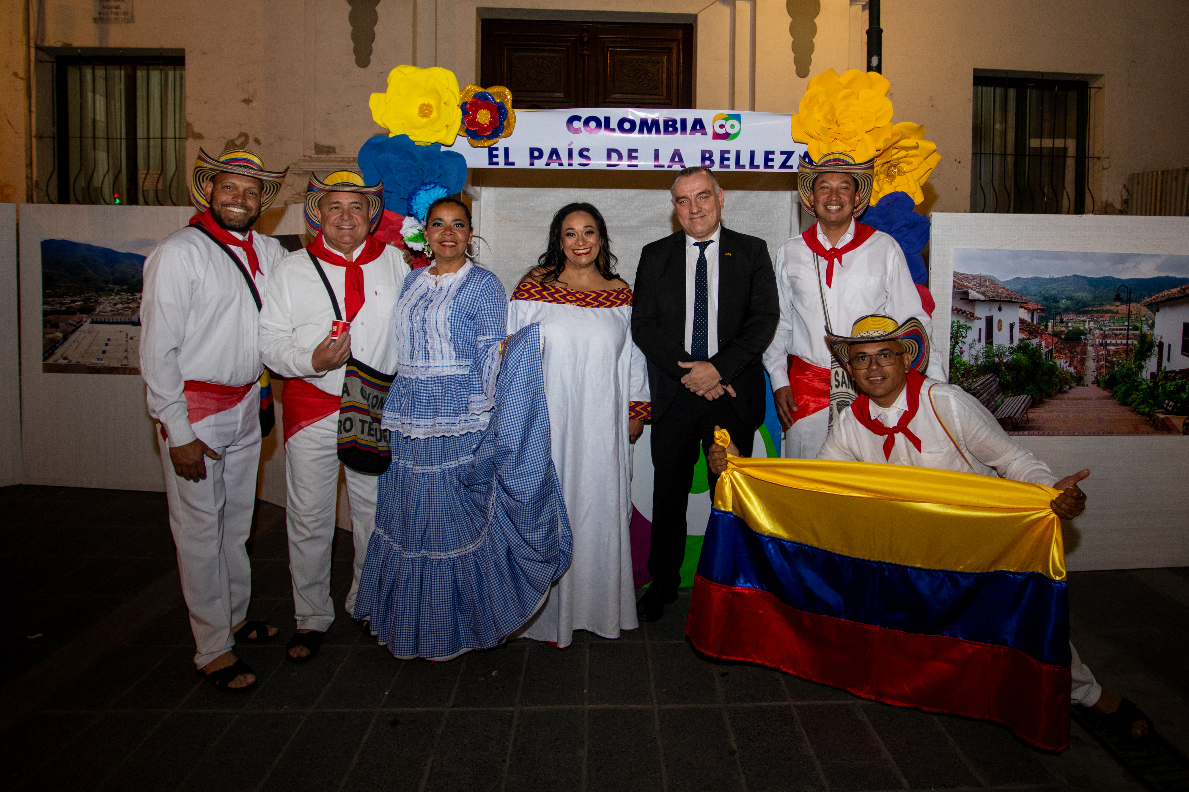 Embajadora Elizabeth García, Embajadora de la República Federal de Alemania, Dr. José Schulz y colombianos.