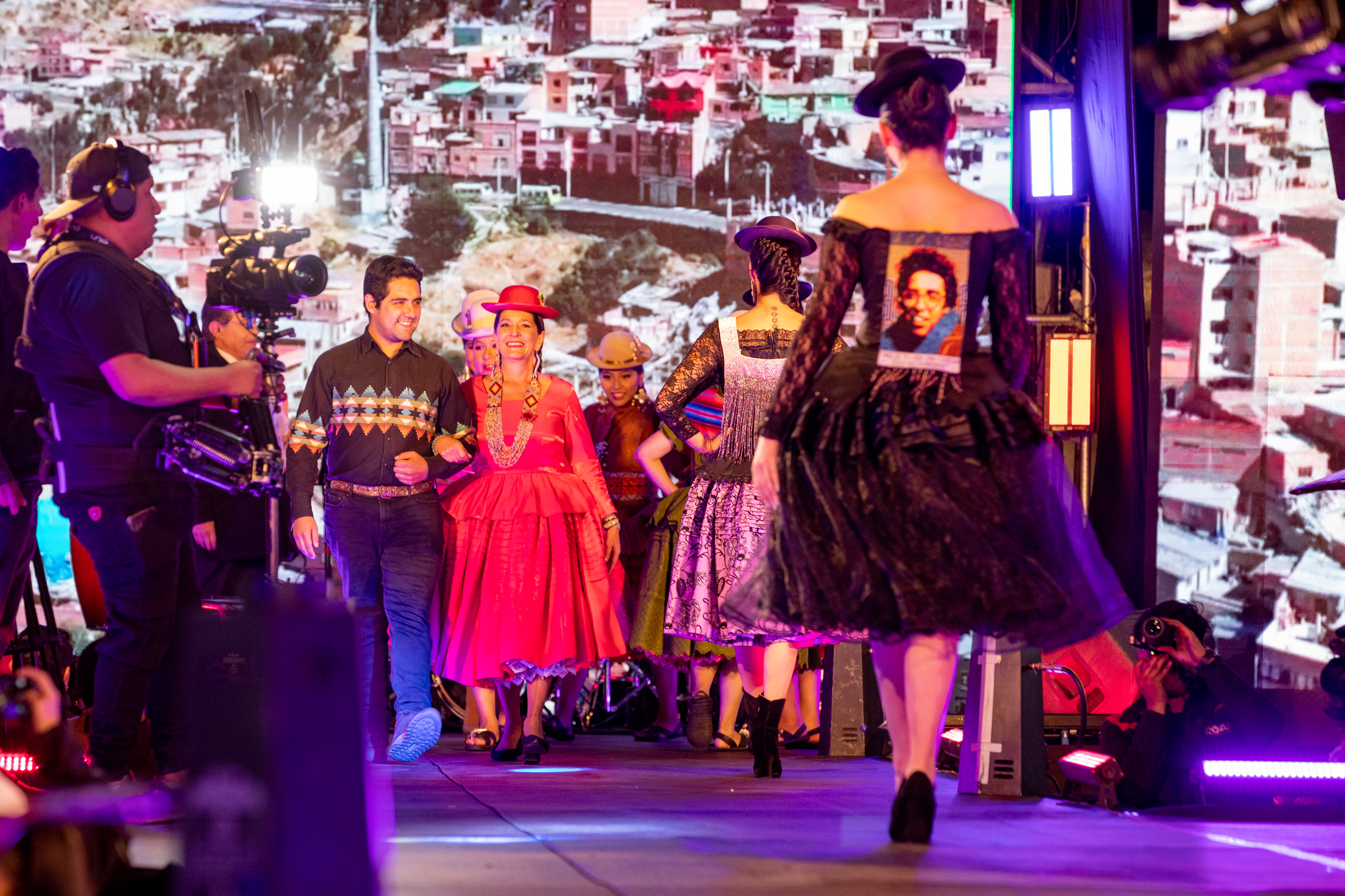 Foto 1. Mateo Perea junto a Ana Palza en la pasarela de la chola paceña. Foto: Marcelo Iturriaga