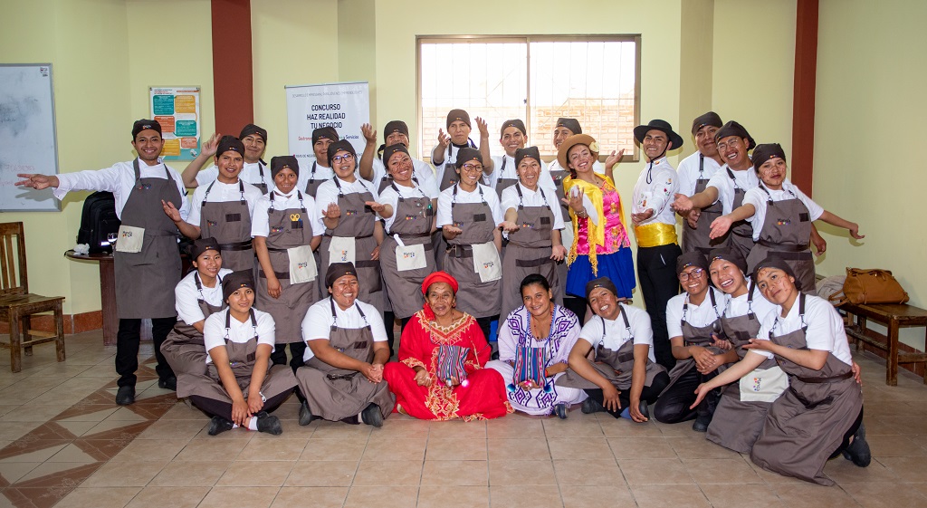 Foto grupal con estudiantes de la escuela Manq'a de Villa Adela. Foto: Marcelo Iturriaga.