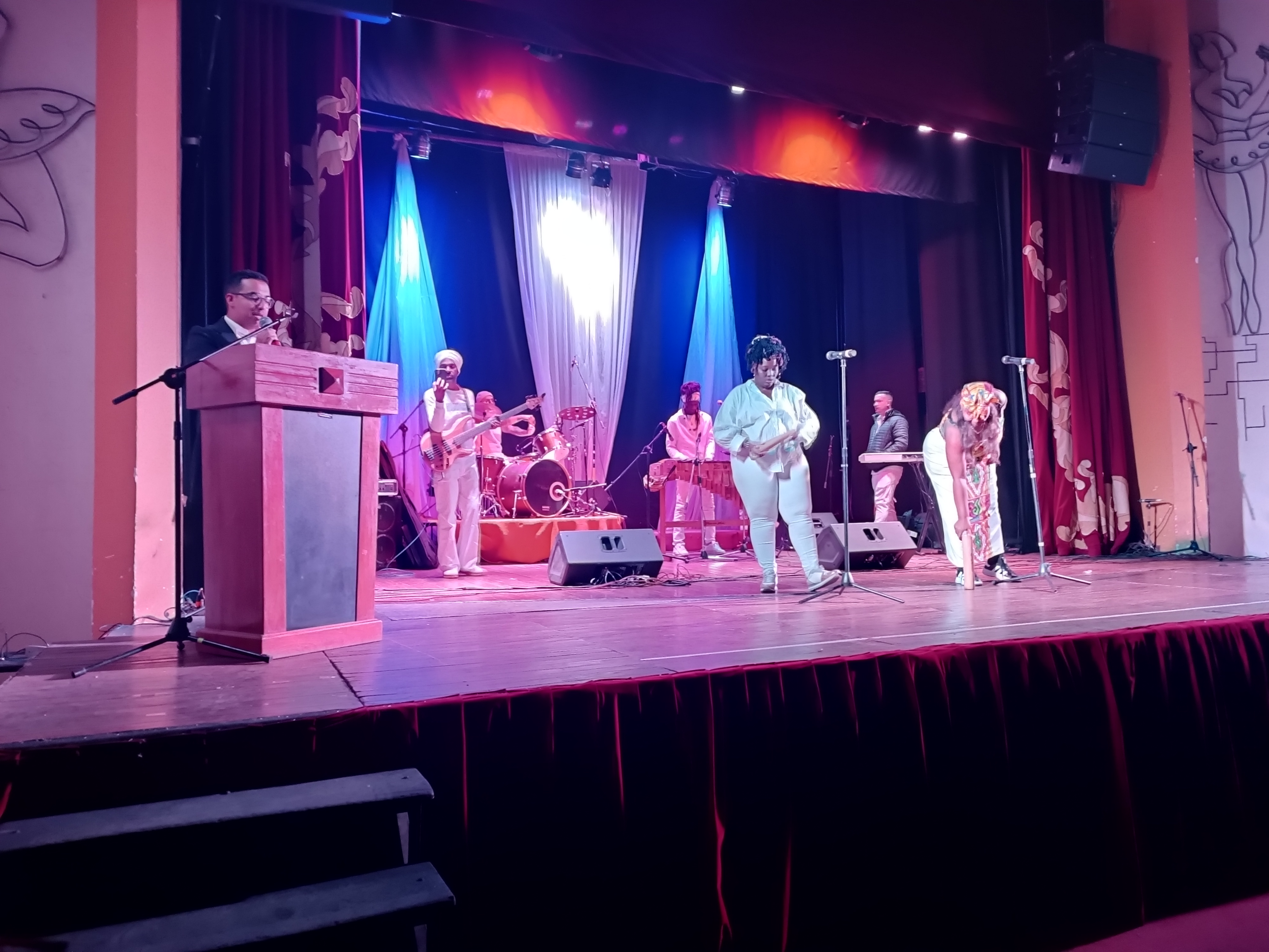La agrupación del Pacífico Plu con Pla participó en el festival Afrofest Bicentenario como parte de la conmemoración de los 200 años de Independencia de Bolivia 