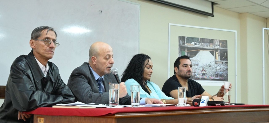 Fotógrafo colombiano participó en la inauguración de la exposición y en el conversatorio “La Guerra contra la Verdad”
