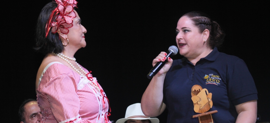 Con música y literatura, la Embajada de Colombia participó exitosamente en la Feria Internacional del Libro de Santa Cruz de la Sierra