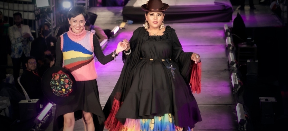 Colombia en el desfile Chola Paceña: Fuerza y Poder 