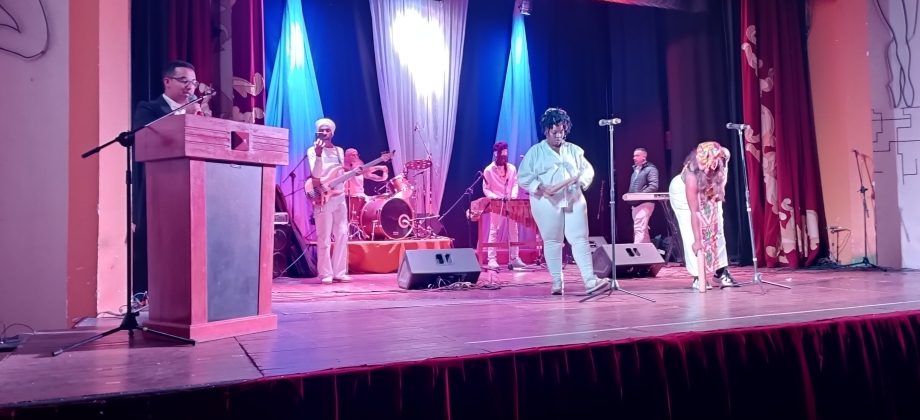 La agrupación del Pacífico Plu con Pla participó en el festival Afrofest Bicentenario como parte de la conmemoración de los 200 años de Independencia de Bolivia 