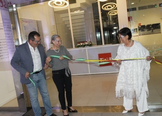 Cónsul Honoraria en Santa Cruz, Julia Toledo de Soto (derecha), inaugurando la exposición.