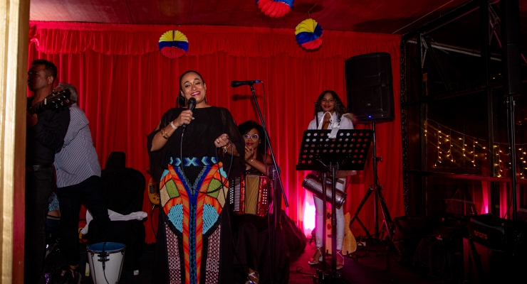 La Embajadora Elizabeth García da apertura al concierto de Leidy Salgado en La Paz. Marcelo Iturriaga.
