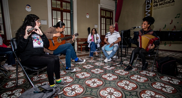 Leidy Salgado y los músicos del Conservatorio Plurinacional fusionan la cueca y el vallenato. Marcelo Iturriaga.