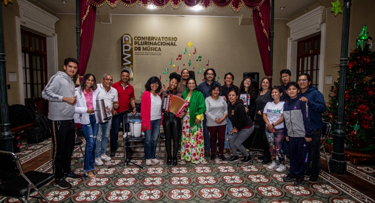 Foto grupal de encuentro con el Conservatorio Plurinacional de Música. Marcelo Iturriaga.