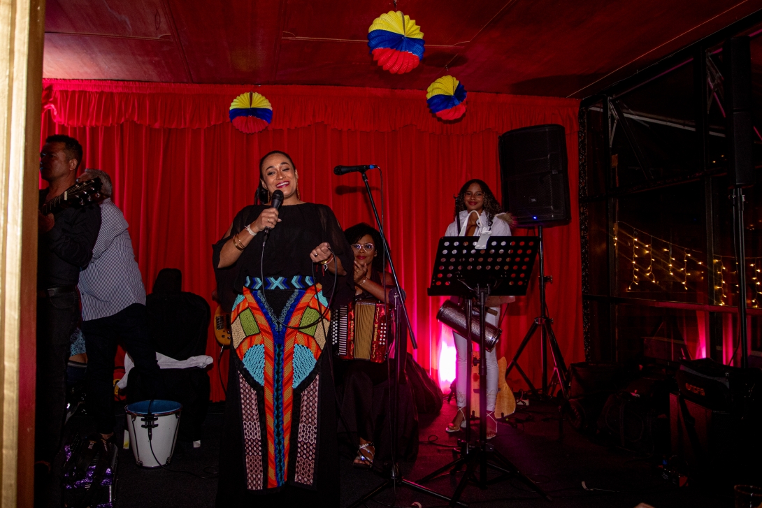 La Embajadora Elizabeth García da apertura al concierto de Leidy Salgado en La Paz. Marcelo Iturriaga.