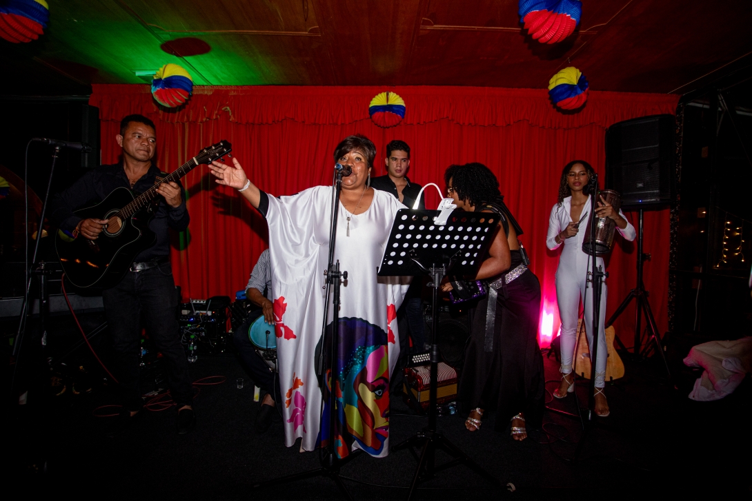 Interpretación conjunta entre Leidy Salgado y la cantante afroboliviana Giovanna Angola. Marcelo Iturriaga.