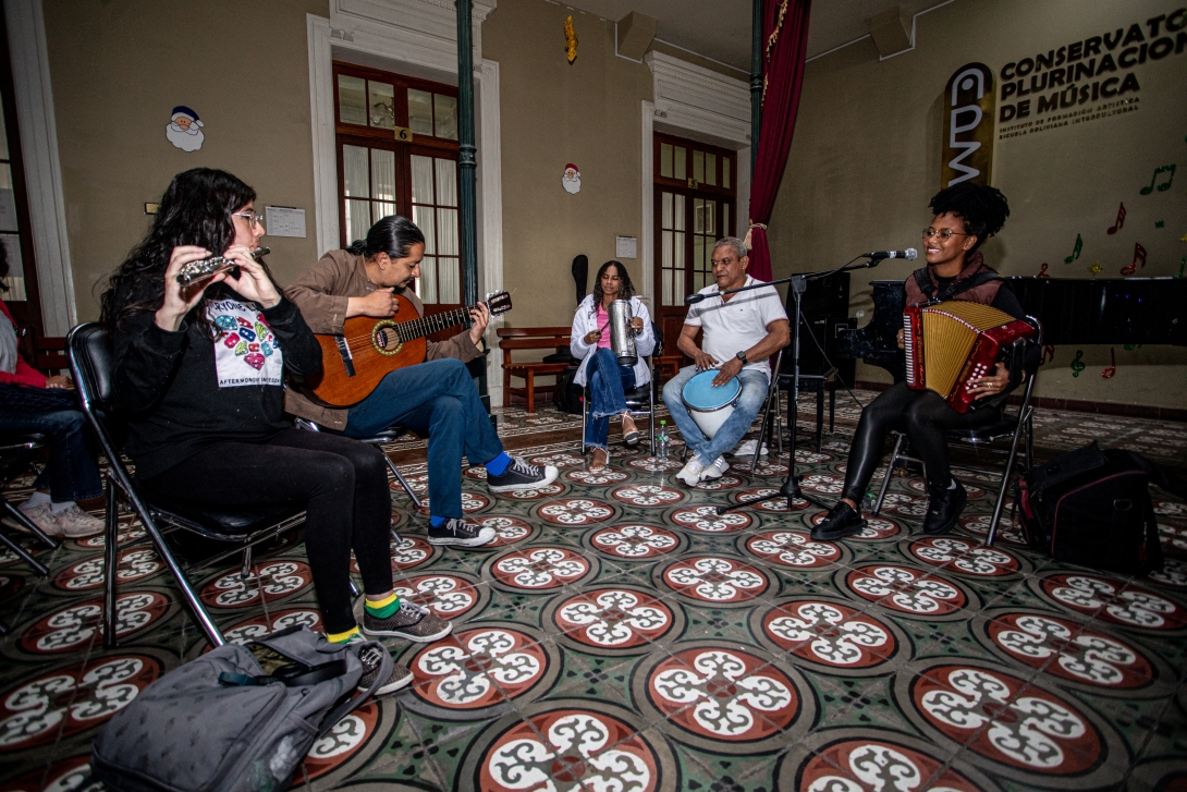 Leidy Salgado y los músicos del Conservatorio Plurinacional fusionan la cueca y el vallenato. Marcelo Iturriaga.