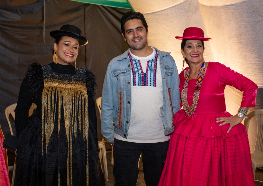 De izquierda a derecha: Embajadora Elizabeth García, Mateo Perea y Ana Palza. Foto: Marcelo Iturriaga